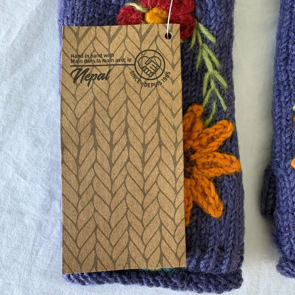 NWT Lost Horizons Handcrafted Womens Blue Knit Flower Petite Fleur Handwarmers
